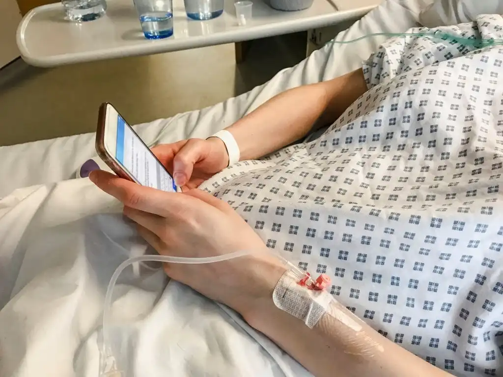 pregnant woman in hospital on cell phone